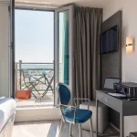 Chambre Double Classique avec terrasse à l’Hôtel Versailles Chantiers avec bureau et vue dégagée